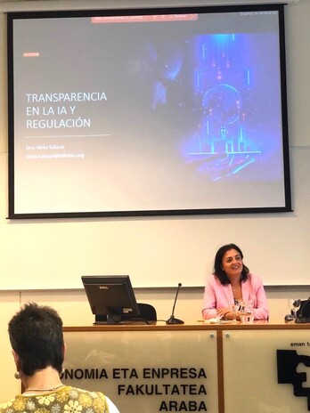 Idoia Salazar durante su intervención en la Facultad de Economía y Empresa de Araba