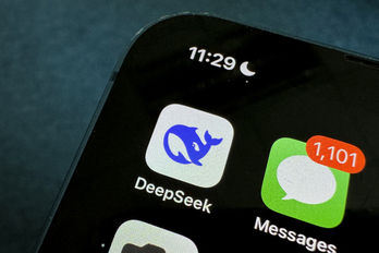 Un dispositivo móvil muestra la aplicación de DeepSeek.