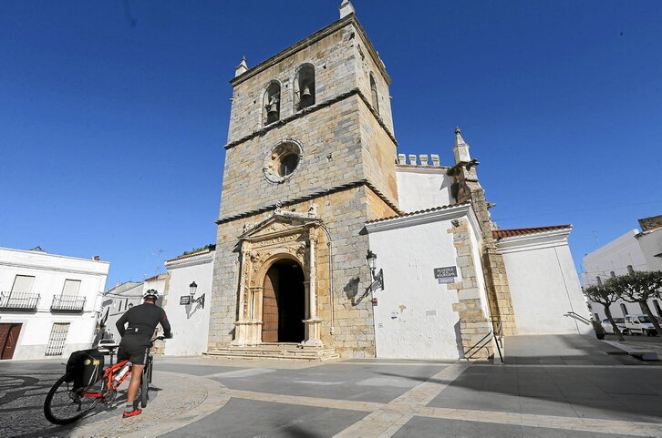 Txirrindulari bat, Olivenzako Santa Maria Magdalena elizaren aurrean. (EUROPA PRESS)