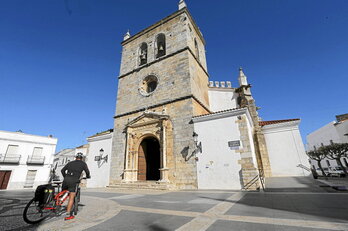 Txirrindulari bat, Olivenzako Santa Maria Magdalena elizaren aurrean.
