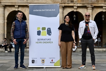 Iñigo Manzisidor Goikolauko lehendakaria, Leixuri Arrizabalaga Kultura diputatua eta Joseba Goienola Berriatuko alkatea, Bilbon.