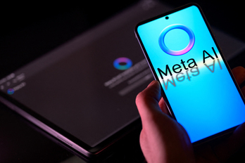 El logo de Meta AI, en un dispositivo móvil. 