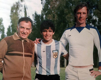 Cesar Menoti (eskuinean), Ernesto Duchini eta Diego Armando Maradonarekin.