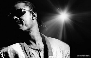 Stevie Wonder abeslaria.