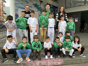Jon Aranburu, Josu Eguren eta Eneritz Agirre, pilotan jokatzen duten ume talde batekin.