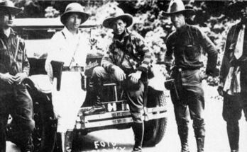 Augusto César Sandino, argazkiaren erdialdean.
