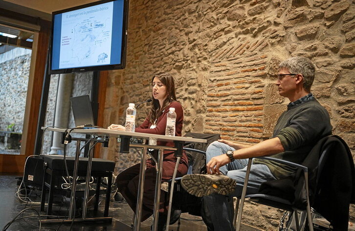 Monika Villalba de Alvarado eta Asier Gomez Olivencia, Durangon emandako hitzaldian.
