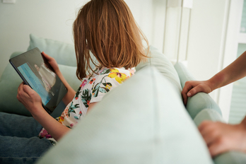 Los expertos sitúan a los menores y a los adolescentes como los más vulnerables ante la IA.