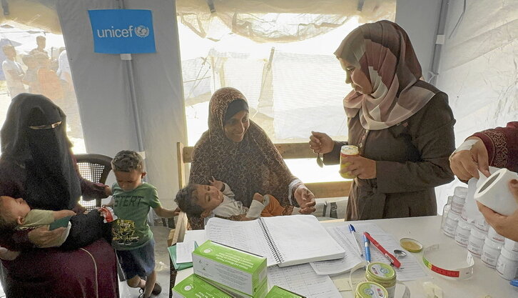 Emakumeak eta haurrak Khan Yuniseko Al Farooq kanpalekuan, malnutrizioa tratatzen den Unicefen klinikan.