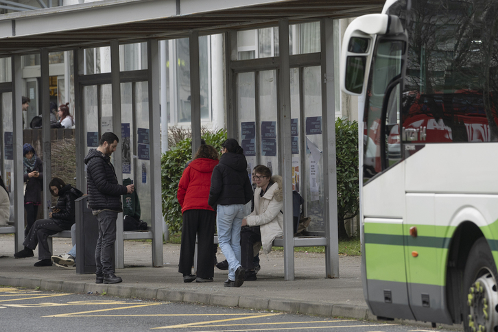 Bizkaibus zerbitzuko autobus geltoki bat, artxiboko irudian.