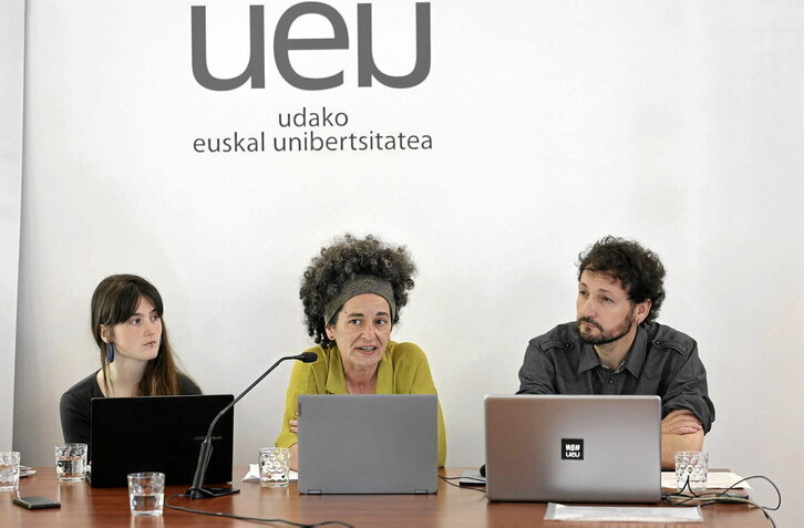 Nikole Ziarrusta, Ainhoa Ozaeta eta Iñigo Martinez, hurrenez hurrez, Iratzarrek eta UEUk ekainaren 13an antolatutako ikastaroan.