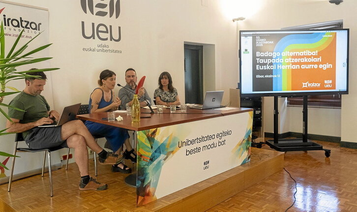 Andoni Olariaga dinamizatzailea eta Maialen Arteaga, Iñaki Soto eta Goizeder Taberna hizlariak, hurrenez hurren, Eibarko Markeskoa Jauregian.
