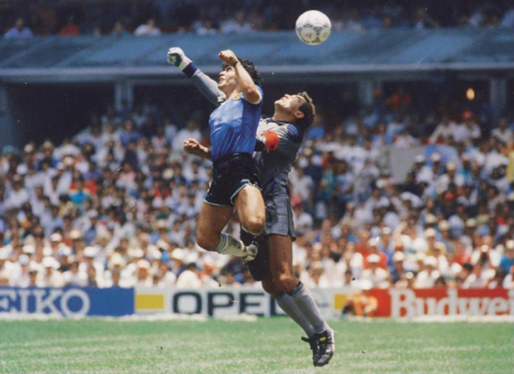 Maradona Mexikon jokatutako partida ospetsuan.
