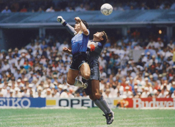 Maradona Mexikon jokatutako partidu ospetsuan.