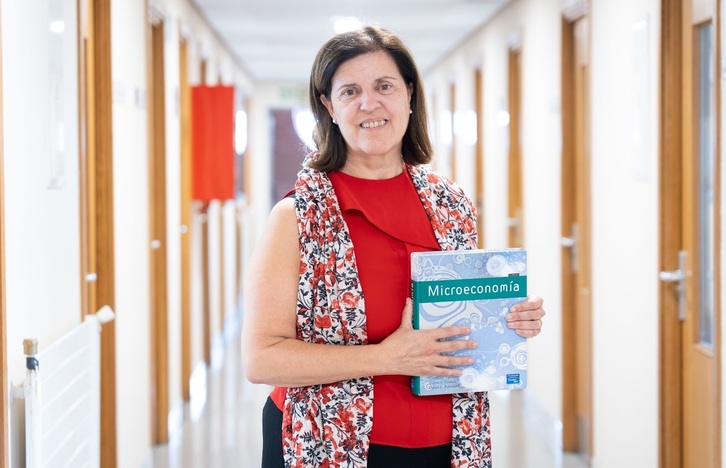 Maria Jose Gutierrez EHUko Analisi Ekonomikoko katedraduna, irudian.