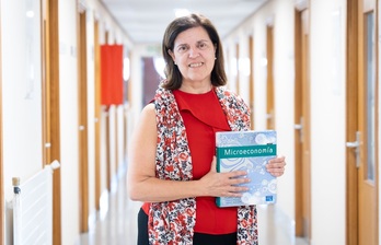 Maria Jose Gutierrez EHUko Analisi Ekonomikoko katedraduna, irudian.