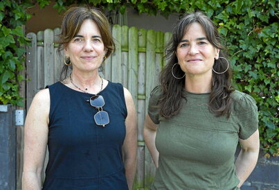 Laida Lizarribar eta Nuria Barba, elkarrizketarako ateratako argazkian.