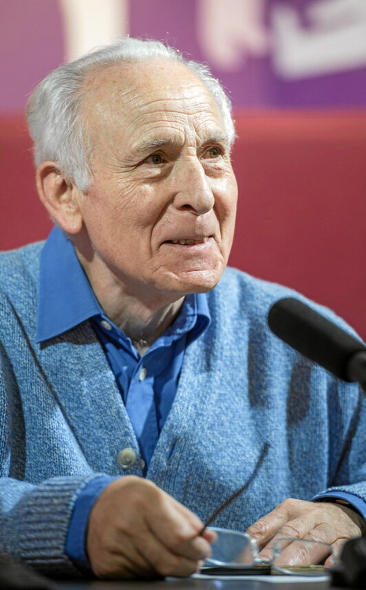 Joxe Azurmendi 2014an, Donostiako Elkar aretoan, "Historia, arraza, nazioa" liburuaren aurkezpenean.