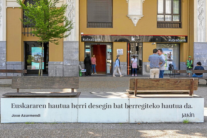 Ur-jauzia pixkanaka ari da bere bidea egiten. Argazkian Azurmendiren pentsamendua zabalduz Jakin-ek Tolosan egindako murala.