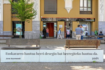Ur-jauzia pixkanaka ari da bere bidea egiten. Argazkian Azurmendiren pentsamendua zabalduz Jakin-ek Tolosan egindako murala.