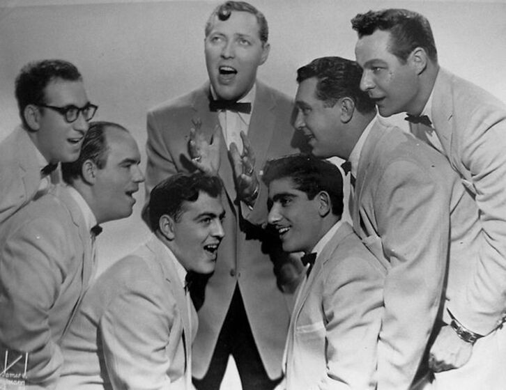 Bill Haley, irudiaren erdian.