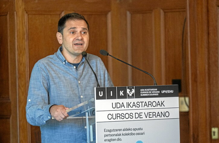 Asier Blas politologoa Miramar jauregian, hitzaldia eskaintzen. Uda ikastaroa Parte Hartuz Ikerketa Taldeak eta Geopolitika eta Eremu Ikerlanen I. Nazioarteko Kongresuak (GEINK) antolatu zuten, EHUrekin batera.