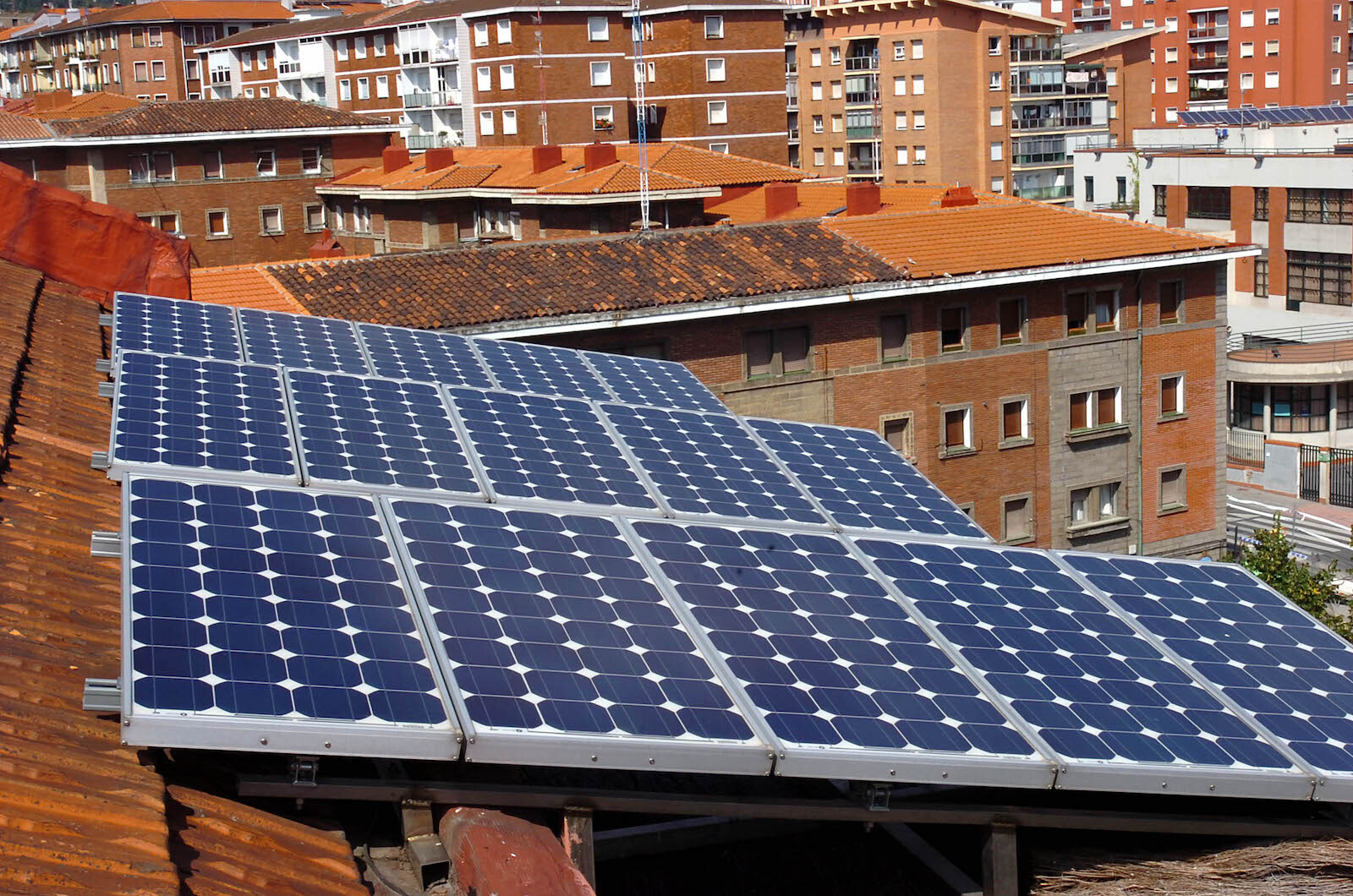 Eguzki plakek energia kontsumoan ekarri duten murrizketa nabarmendu du Barrikako Udalak