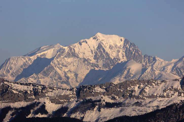 Mont Blanc Alpeetako gailurra.