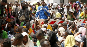 Italiara iritsitako migratzaileak Lampedusan zabaldutako «Hotspot»-ren kanpoaldean.