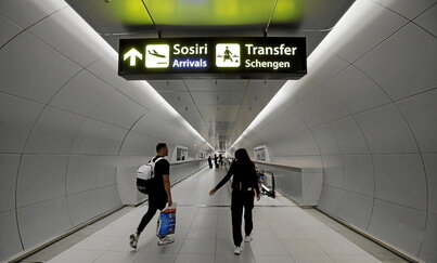Schengen eremuko bidaiarientzako bidea adierazten duen kartela, Bukaresteko aireportuan, Errumaniako hiriburuan, Schengen eremuan 2025eko urtarrilean sartu zen azken herrialdeetako batean.