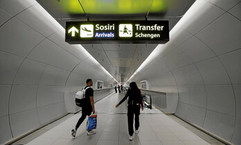 Schengen eremuko bidaiarientzako bidea adierazten duen kartela, Bukaresteko aireportuan, Errumaniako hiriburuan, Schengen eremuan 2025eko urtarrilean sartu zen azken herrialdeetako batean.