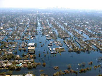 Katrina urakanak urpean utzi zuen New Orleans hiri osoa.