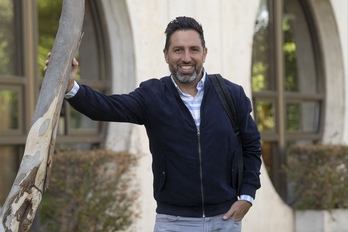 Sociólogo y profesor Sergio García Magariño en el campus de la UPNA.