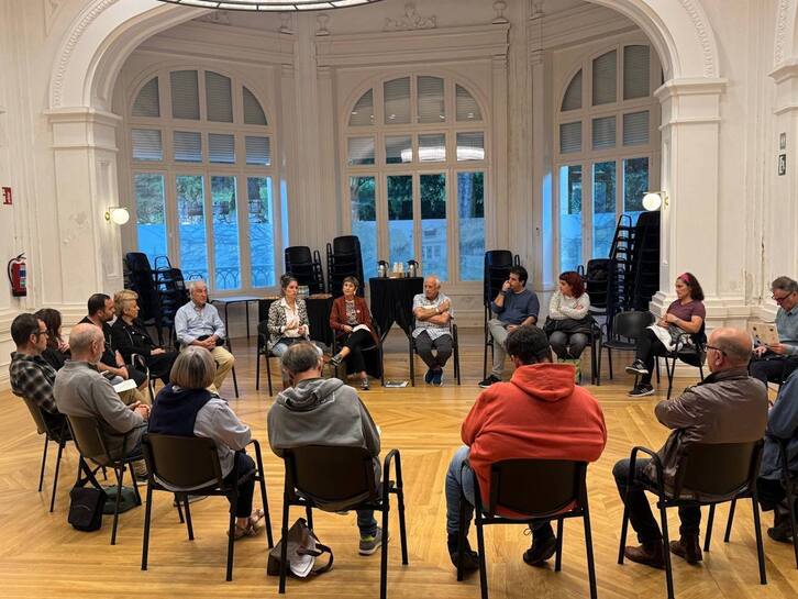 Auzo-batzarr bat Laudion, irudian.