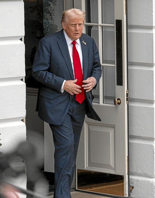 Ezkerrean, Donald Trump presidentea Etxe Zuritik ateratzen, Quanticora joateko, pasa den irailaren 30ean.