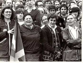 Goiko irudian, Karmele Urresti Ondarroan izandako protesta batean. Eskuinetik hasita lehenengoa da.