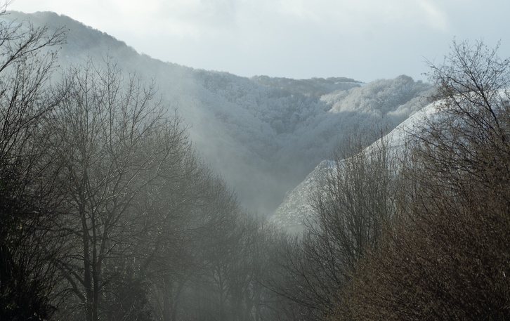 Ingurune malkartsuak erreskate lanak zaildu zituen.