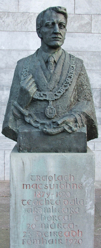 Terence MacSwineyen omenezko eskultura.