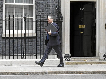 Keir Starmer lehen ministro britainiarra Downing Streeteko 10. zenbakian.