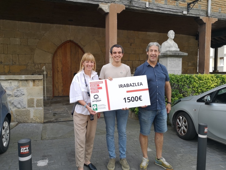 Irudian, Pello Zabarte, iazko sariduna, erdian, Idoia Otaduy eta  Gotzon Gomez Amankomunazgoko eta elkarteko presidenteekin, hurrrenez hurren.