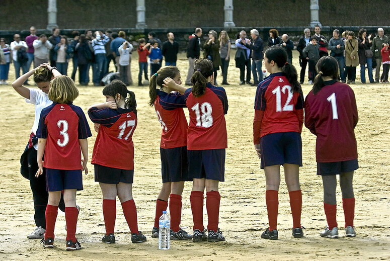 Helduak begira daudenean nabarmen aldatzen da haurrek kirola bizitzeko duten modua.
