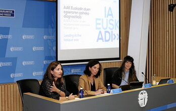 Nerea Aranguren, Jaione Ganzarain y Laura Marrón, en la presentación del informe.