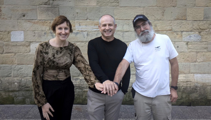 Irudian, Lorea Arakistain eta Josu Waliño Puntueusen ordezkariak, Izarkomen Garikoitz Garaialderekin.