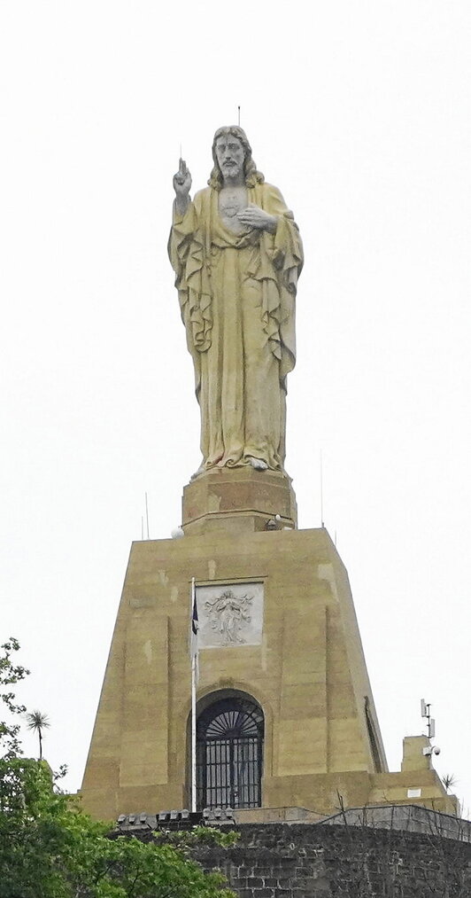 Ia egunero ikusten zaitut zure harrizko tronutik.