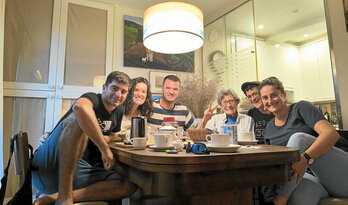 Beheko irudian, Jone Forcada bost bilobekin hil bezperan. Agur eder bat egin zioten etxekoek.