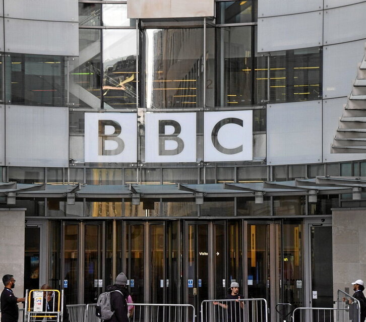 Krisi garaiak bizi dituzte BBC Erresuma Batuko irrati-telebista publikoan.