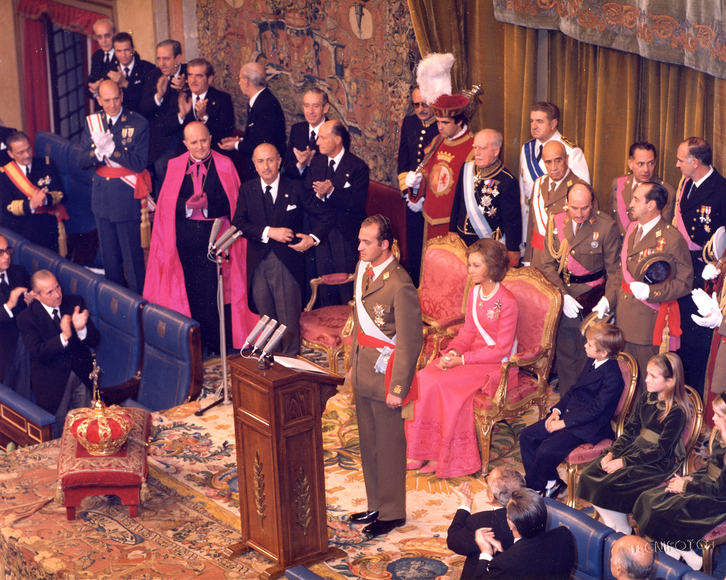 1975eko azaroaren 22an, Juan Carlos errege bihurtu zuten.