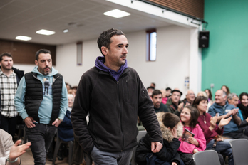 Bertsolariak oholtzara joateko bidean. Lehena, Ramuntxu Christy Biscay.