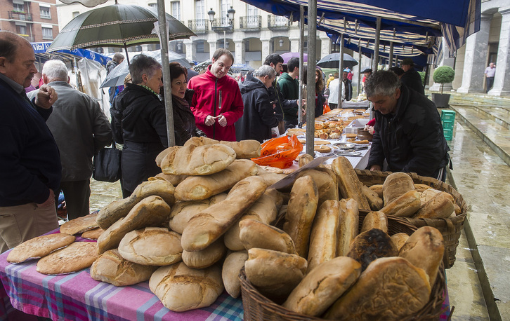 Basaerriko ogi saltoki bat Laudion, artxibokom irudian.