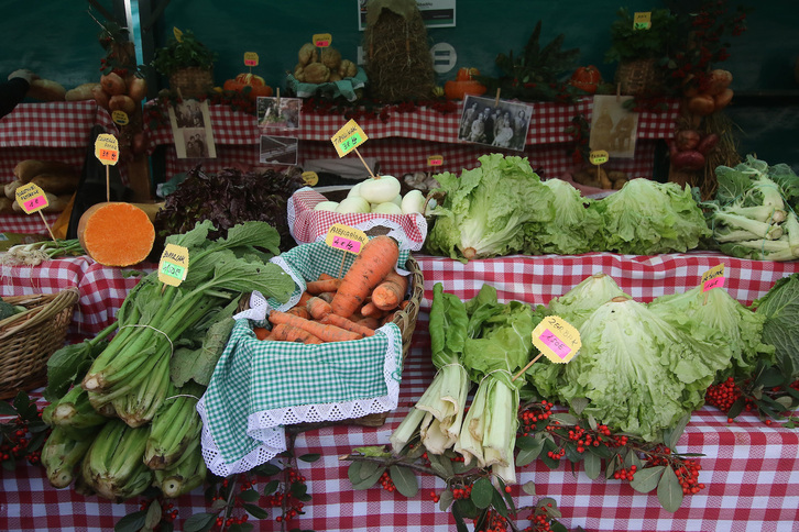 Guztira, 400 azoka baino gehiago jasotzen ditu gidak.